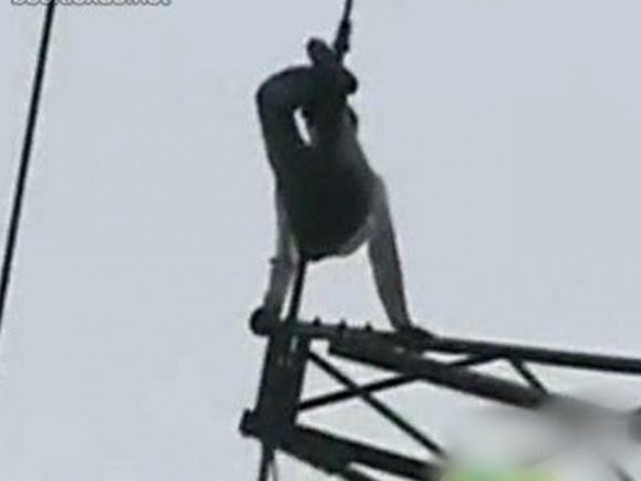 惨！男孩与父母吵架爬上高压电塔 触电身亡_易看