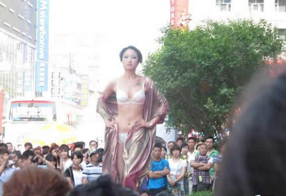 某市亚泰富苑内衣秀 亮瞎你的眼（图）