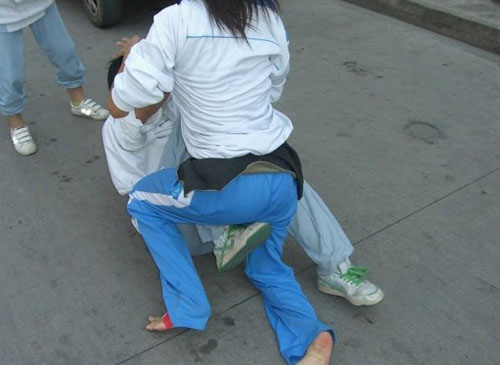 野蛮女人街头打架 发飙野蛮女人惹不起（图）