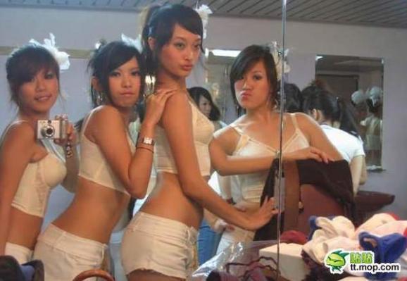 演出后台束胸美女 太放纵了吧！