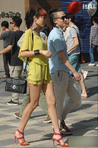 夏天美女齐臀装大秀美腿_易看网美女街拍