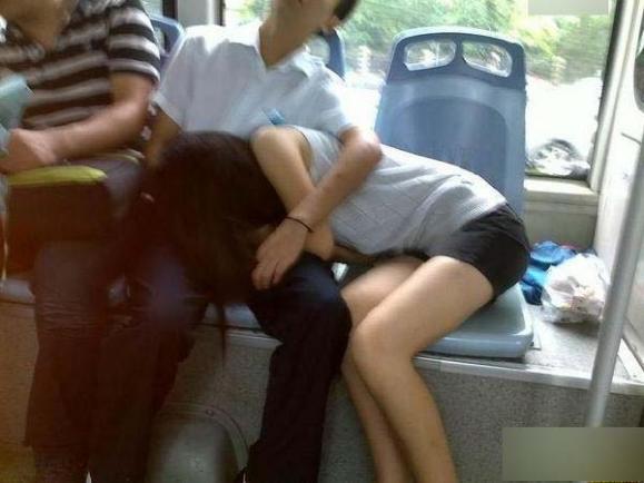 美女坐车真不低调