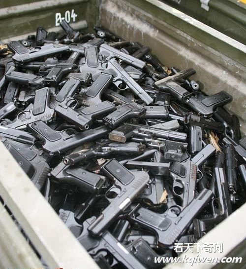 现场实拍揭秘销毁大量枪械的全过程(罕见组图)