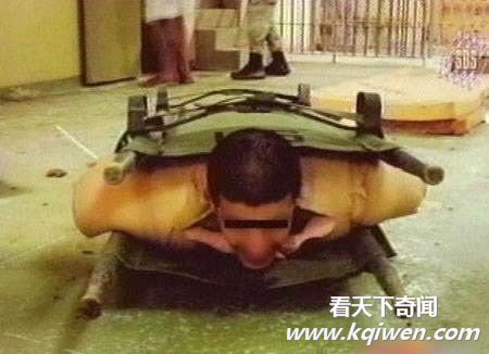 几十张美军虐囚照片大曝光 裸体虐俘触目惊心(组图)